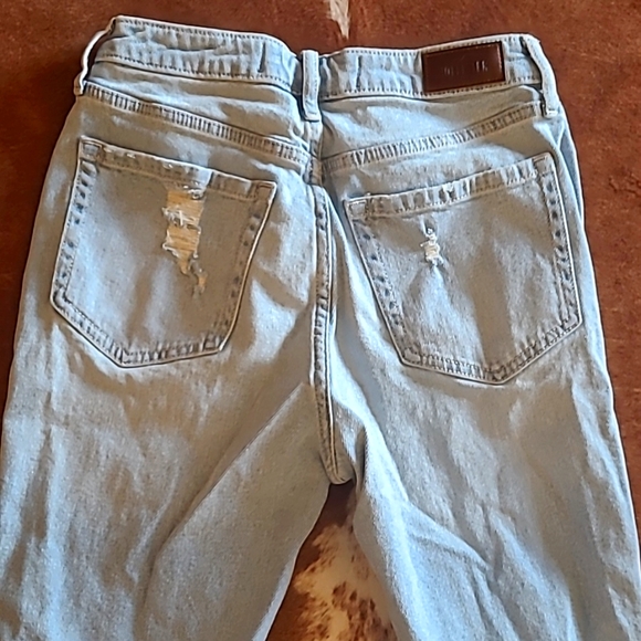 Hollister Ultra High Rise Destroyed Ripped Mom Jeans Size 26 - Picture 8 of 16